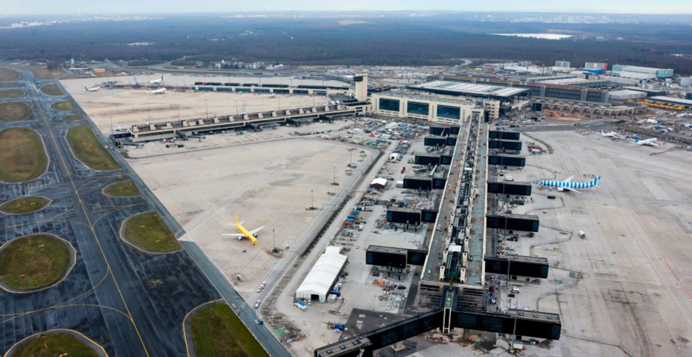 Luftaufnahme Flughafen Frankfurt Terminal 3 Luftaufnahme eines Flughafens mit Terminals, Taxiways und Rollfeld.